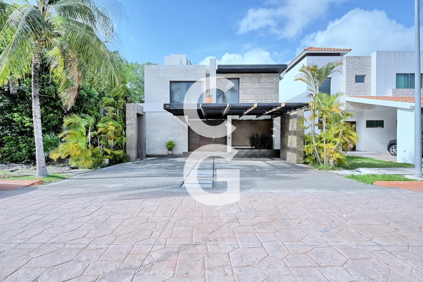 House for Sale in Cancún in the Cumbres Residential Community with 4 Bedrooms