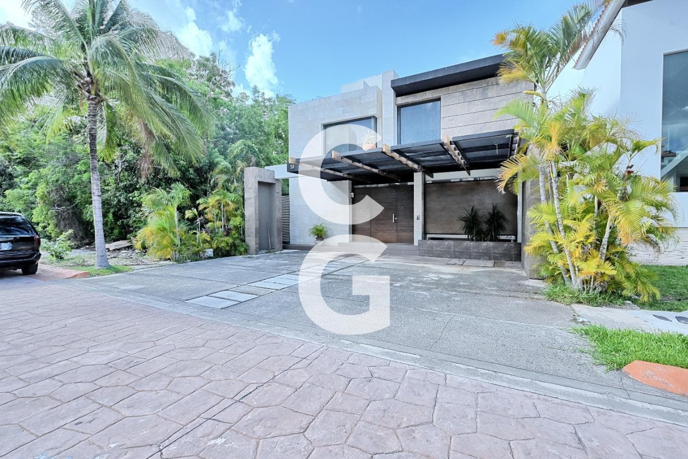 House for Sale in Cancún in the Cumbres Residential Community with 4 Bedrooms