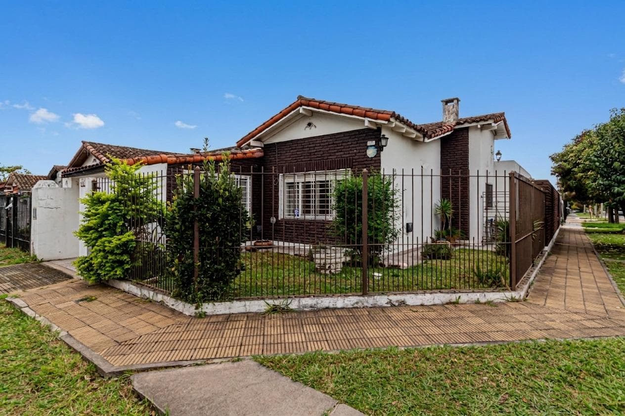 3-Bedroom House for Sale, Eligible for Mortgage, Ituzaingó Norte