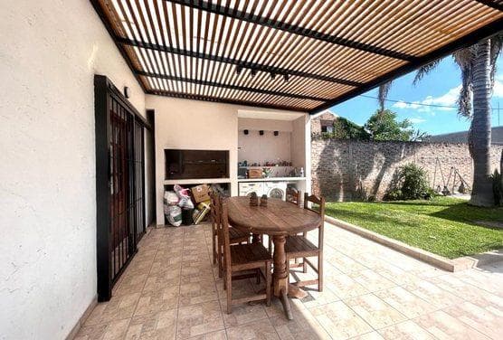 4-bedroom house + 3-bedroom house + commercial space in Jose Clemente Paz
