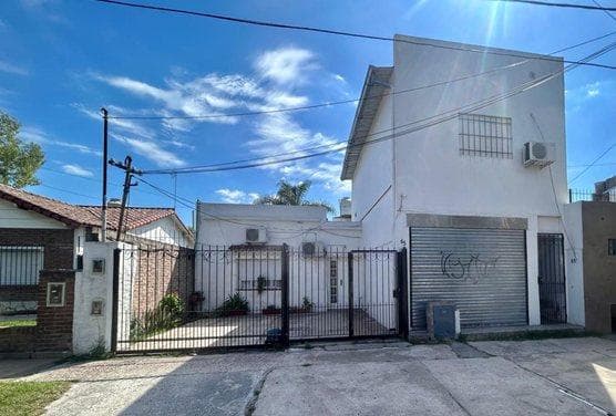 4-bedroom house + 3-bedroom house + commercial space in Jose Clemente Paz