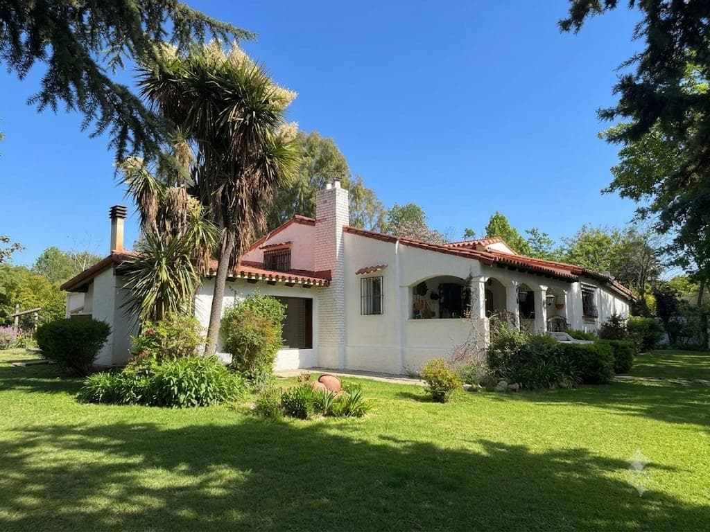 House on LARREA STREET, CHACRAS DE CORIA