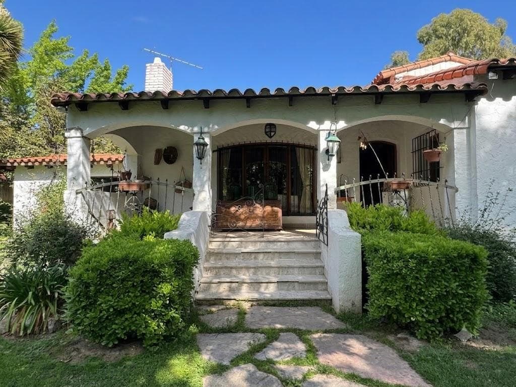 House on LARREA STREET, CHACRAS DE CORIA