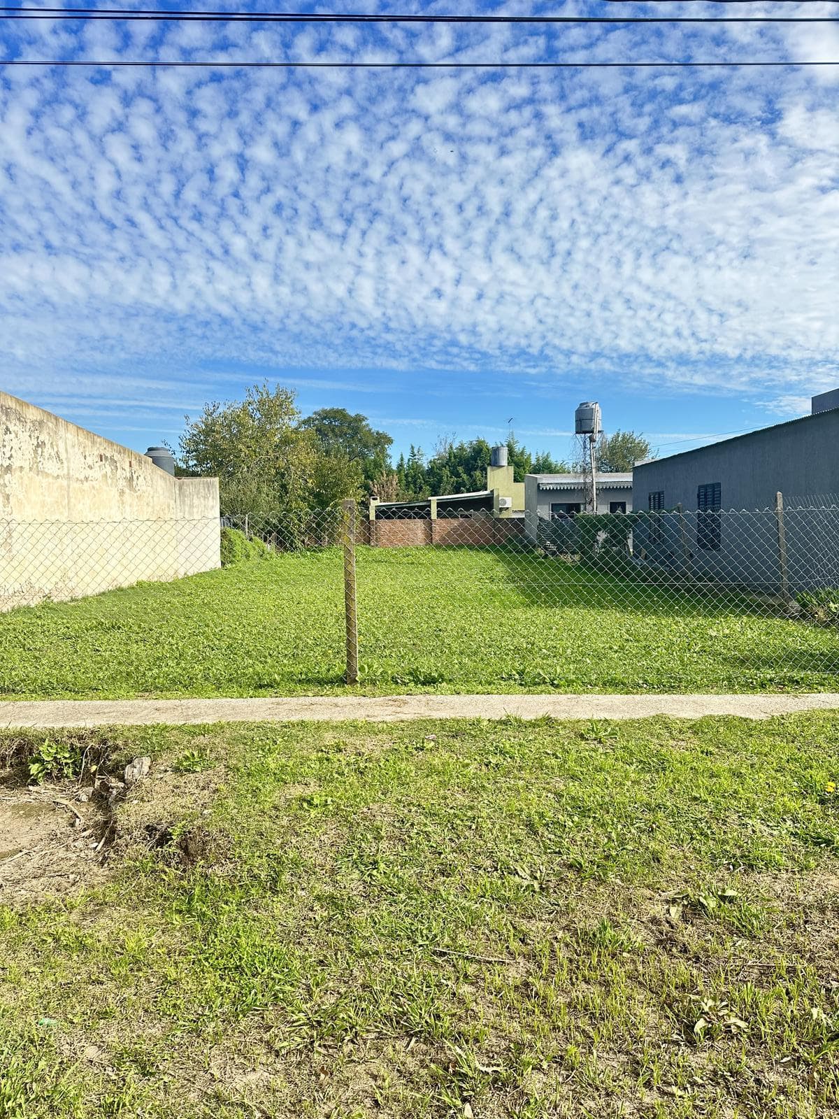 An unmissable opportunity that will get your heart racing! Don't let this plot of land for sale in the charming Las Castañas neighborhood slip away! Empalme Lobos