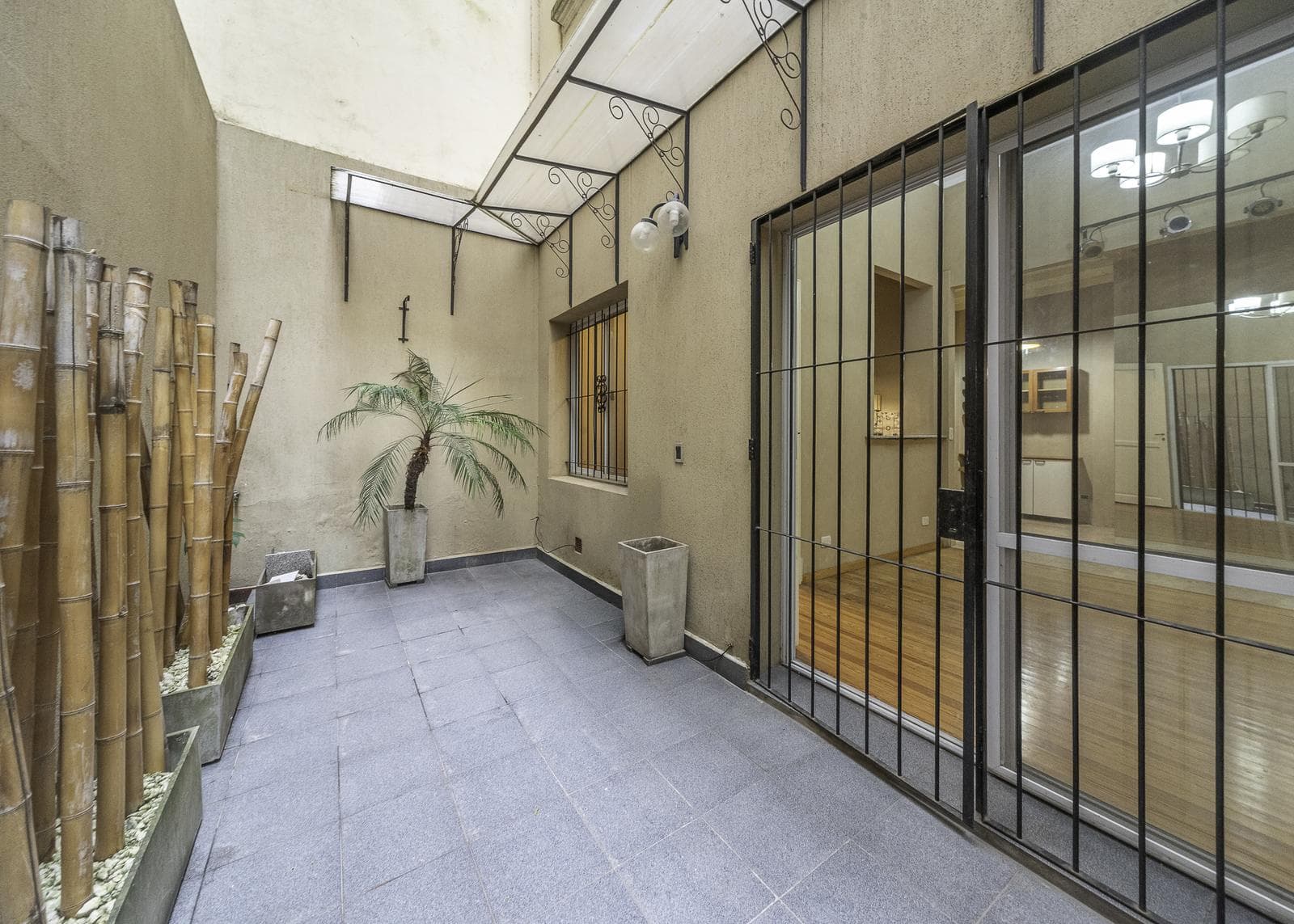 2-Room Apartment for Sale in Monserrat