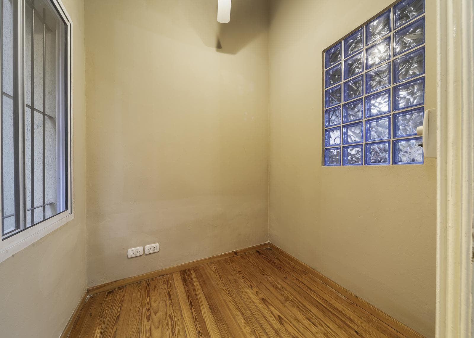 2-Room Apartment for Sale in Monserrat