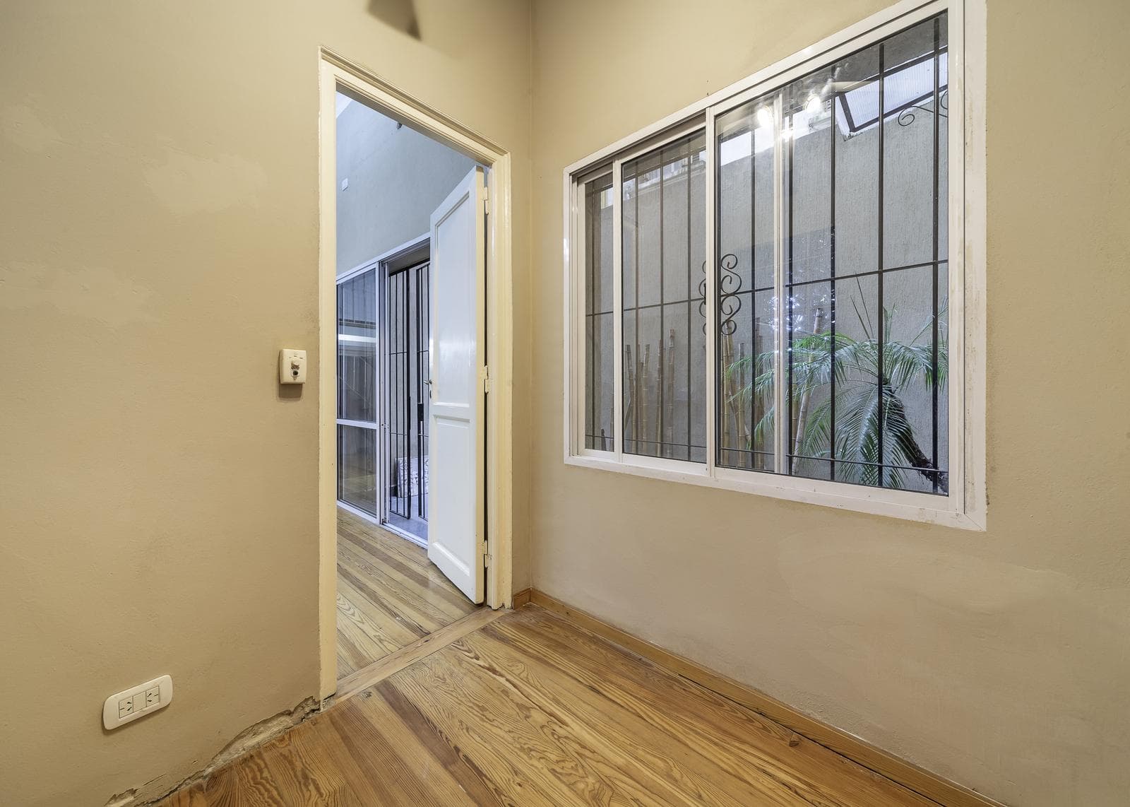 2-Room Apartment for Sale in Monserrat