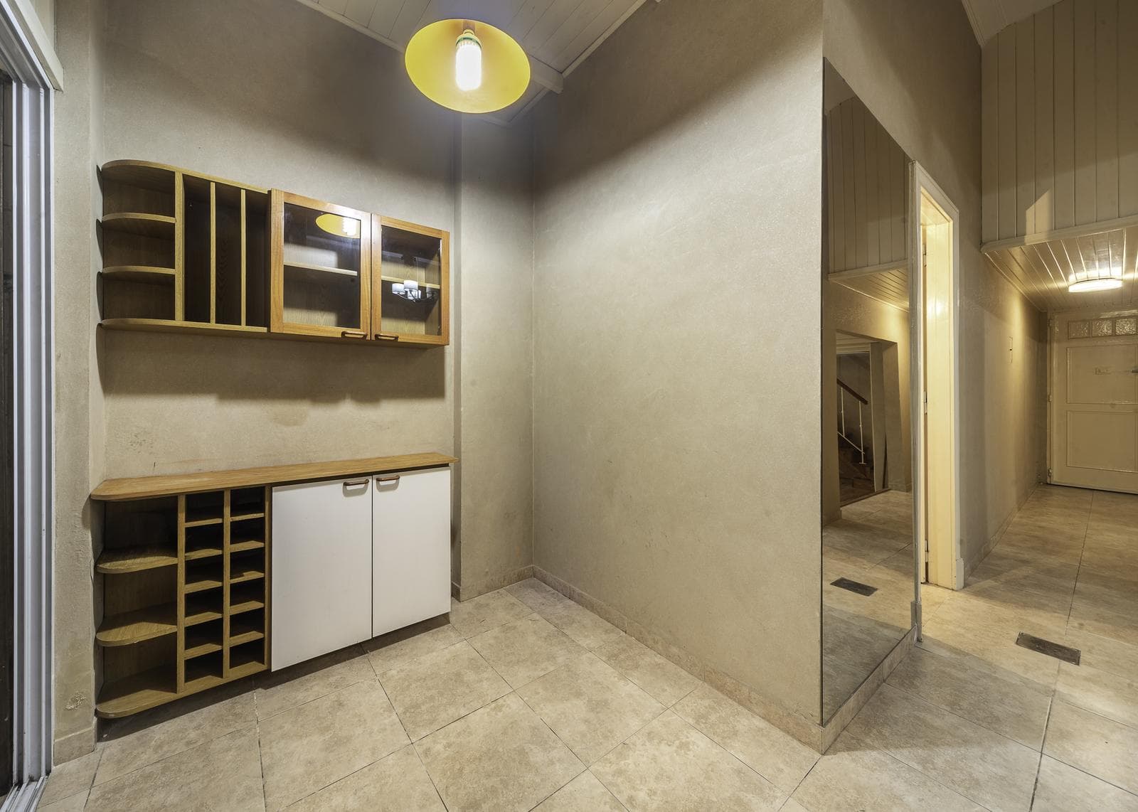 2-Room Apartment for Sale in Monserrat