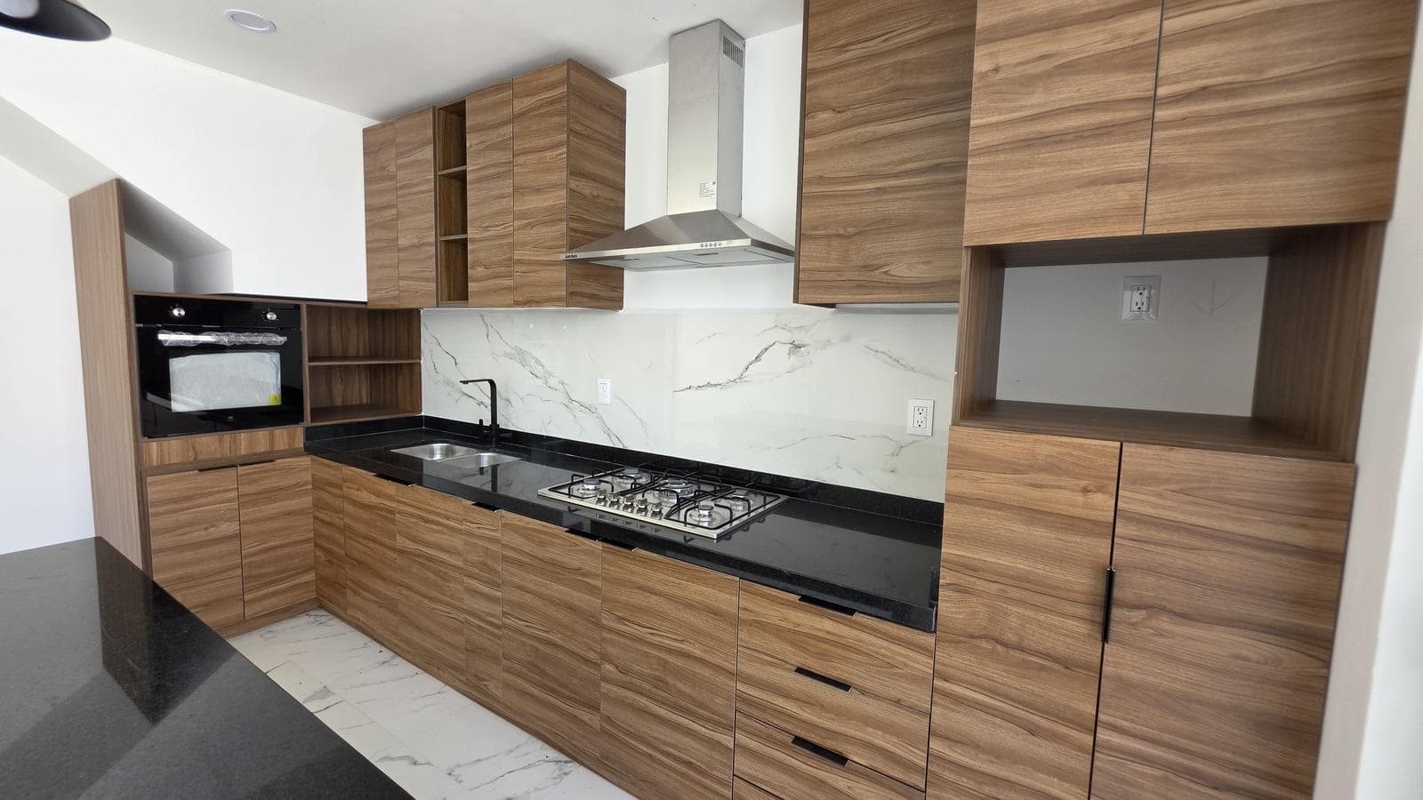 Casa venta Cañadas Tres Marías fraccionamiento privado con Lago y canchas multideportivas