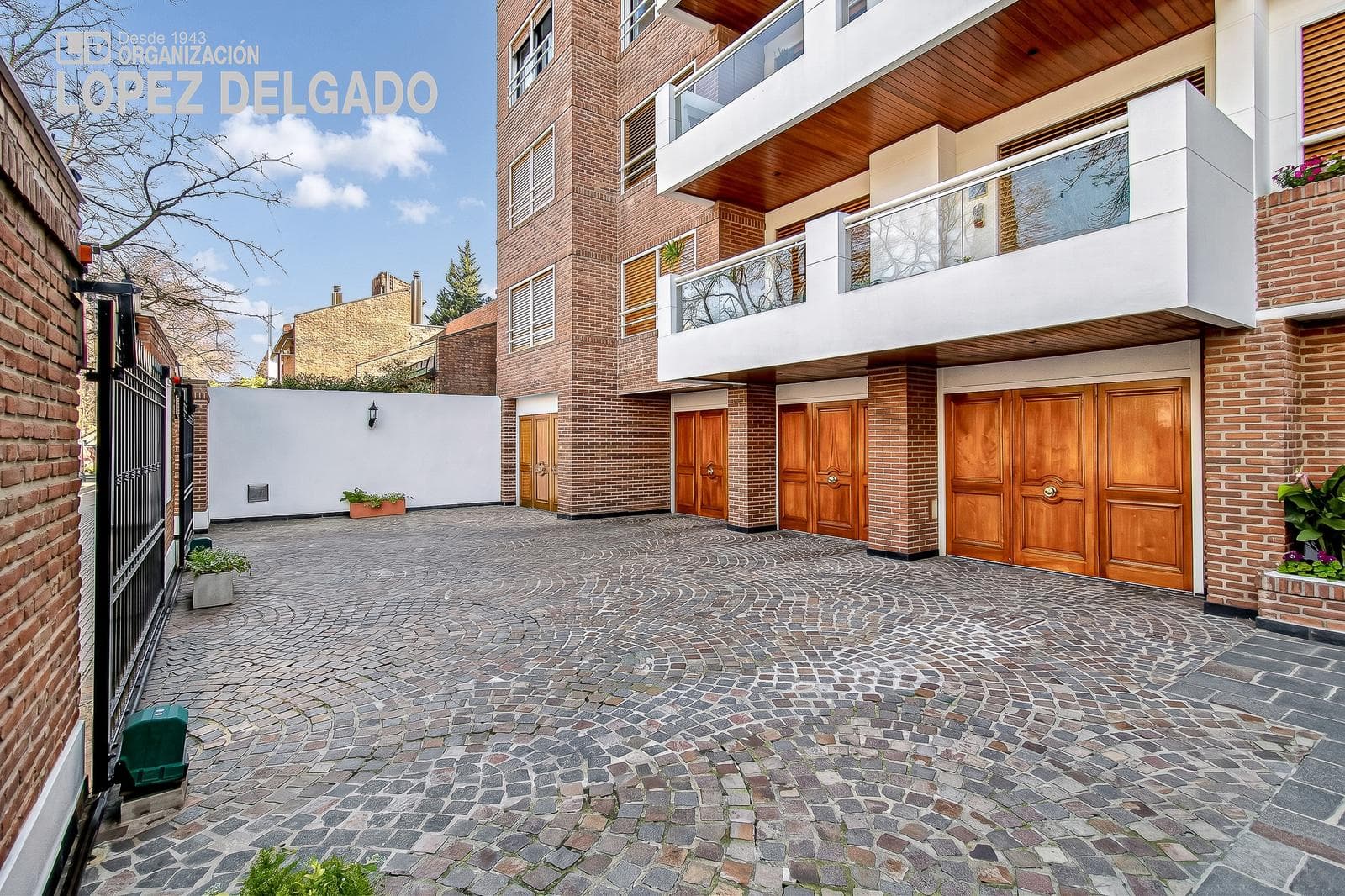 Exclusive 5-Bedroom Apartment with Service Quarter, 5 Parking Spaces, and a Pool | Iconic Building in Villa Devoto