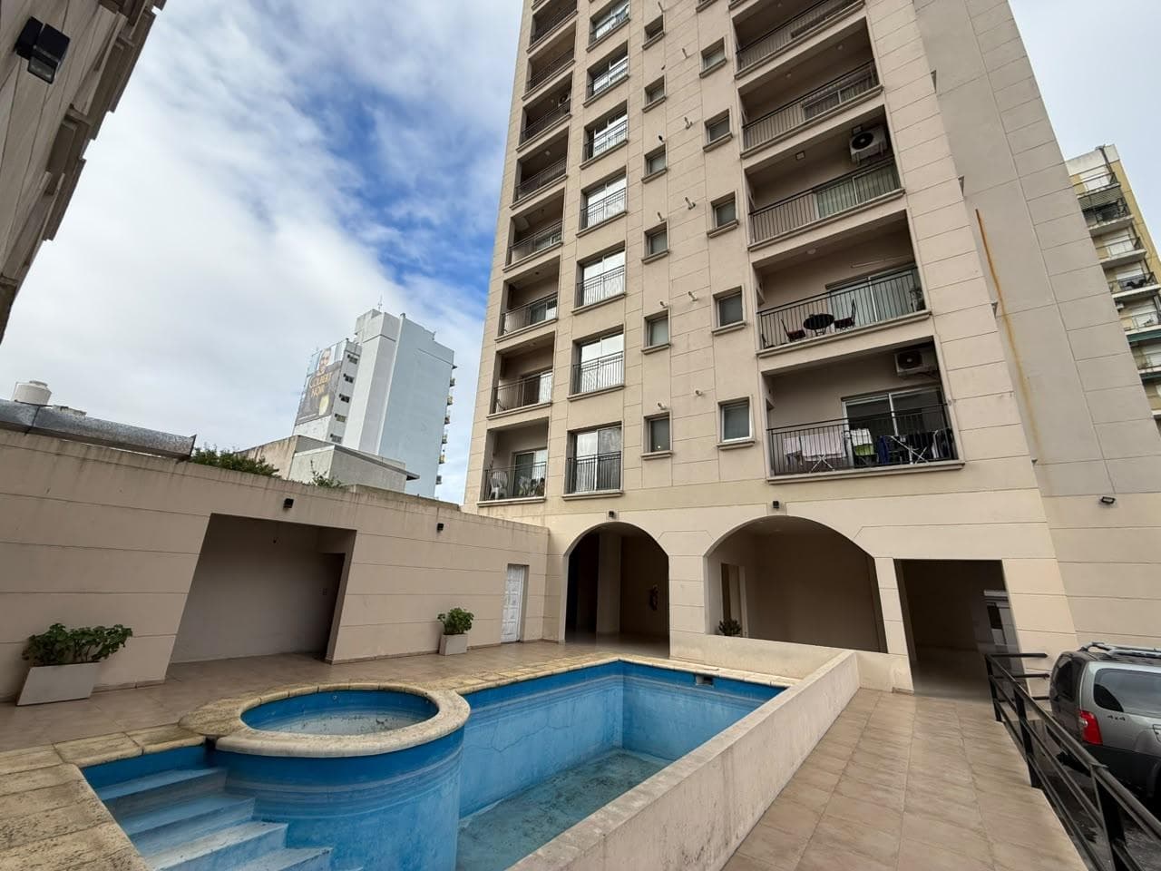 4-ROOM APARTMENT FOR RENT WITH 2 PARKING SPACES AND AMENITIES, 14TH FLOOR IN BERNAL CENTRO