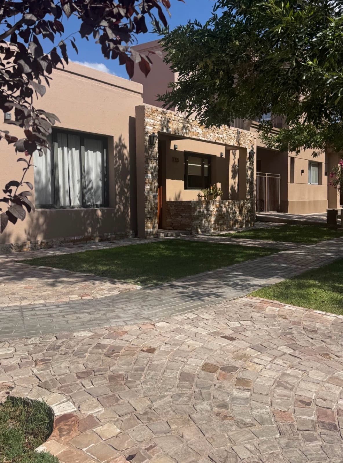House - Luzuriaga