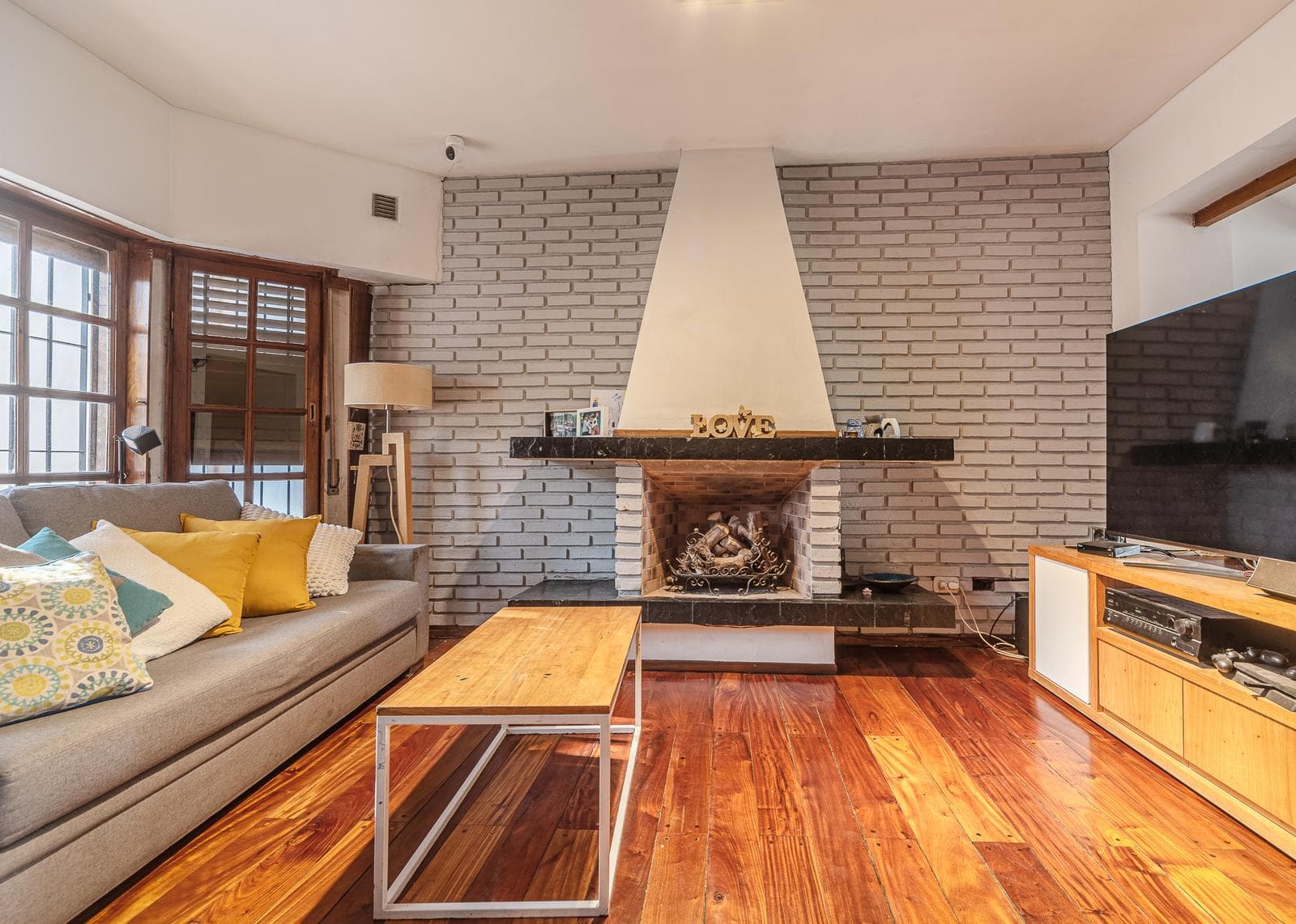 Villa for Sale in Belgrano R | Private Lot, Garden, and Double Garage