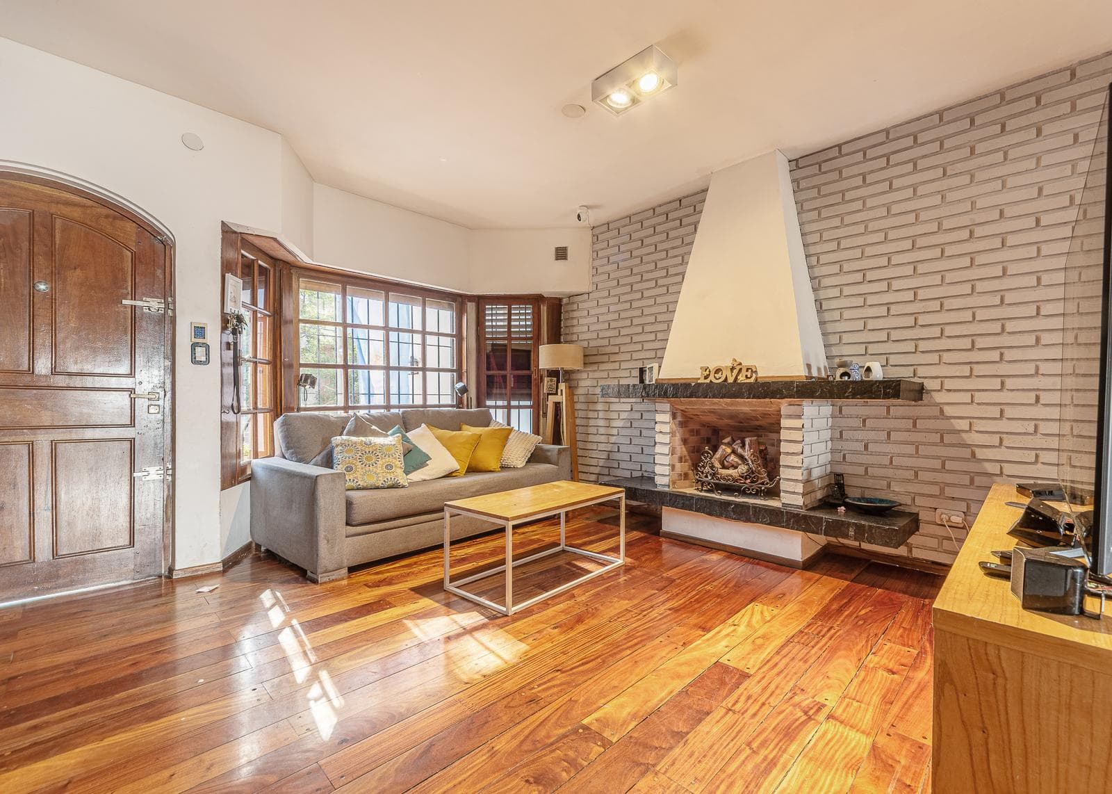 Villa for Sale in Belgrano R | Private Lot, Garden, and Double Garage