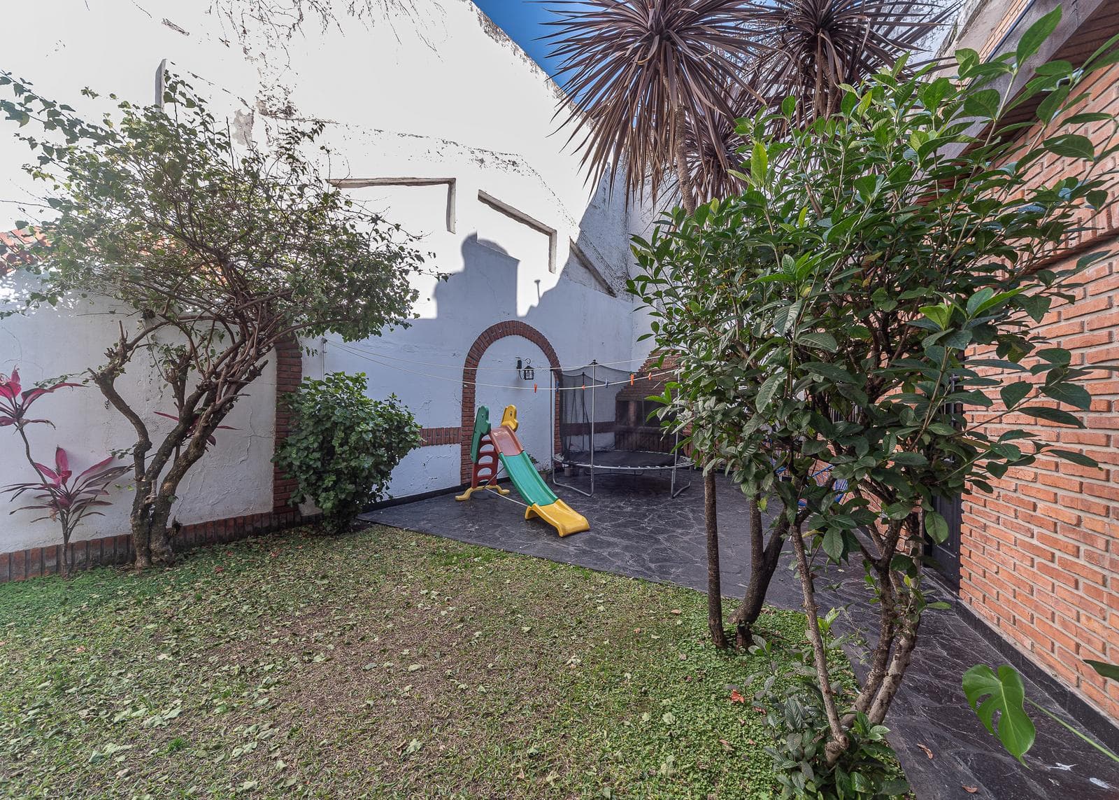 Villa for Sale in Belgrano R | Private Lot, Garden, and Double Garage