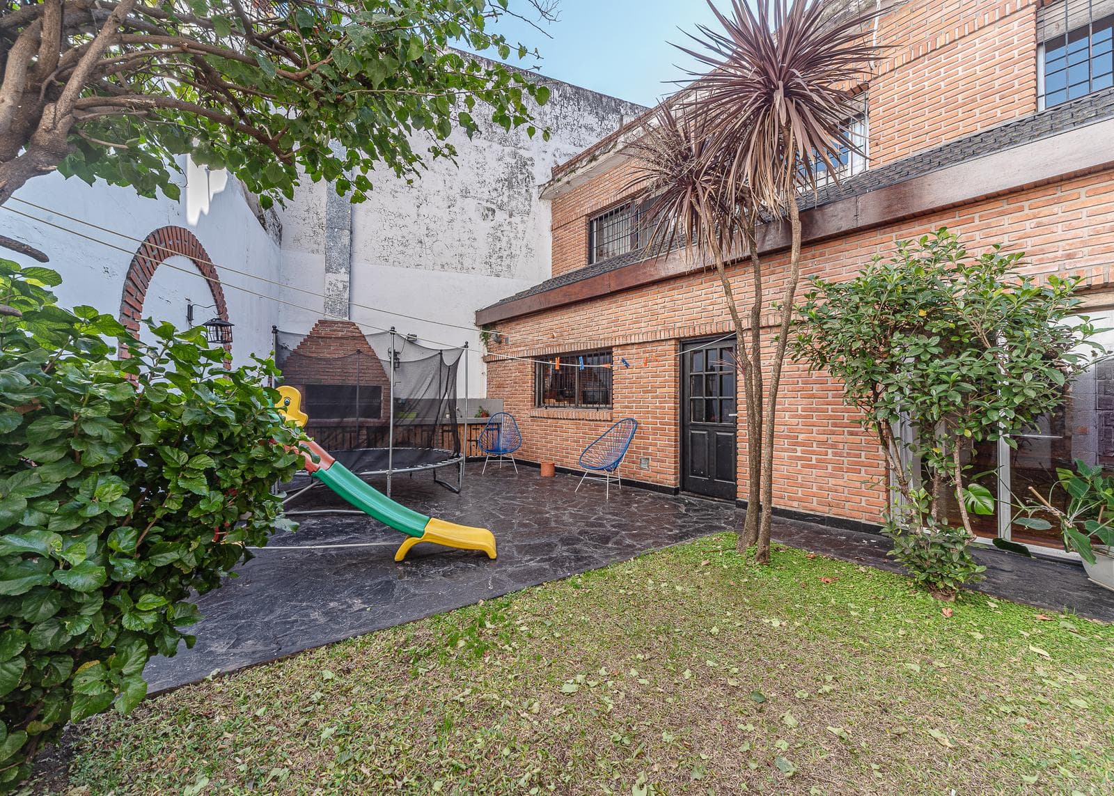 Villa for Sale in Belgrano R | Private Lot, Garden, and Double Garage