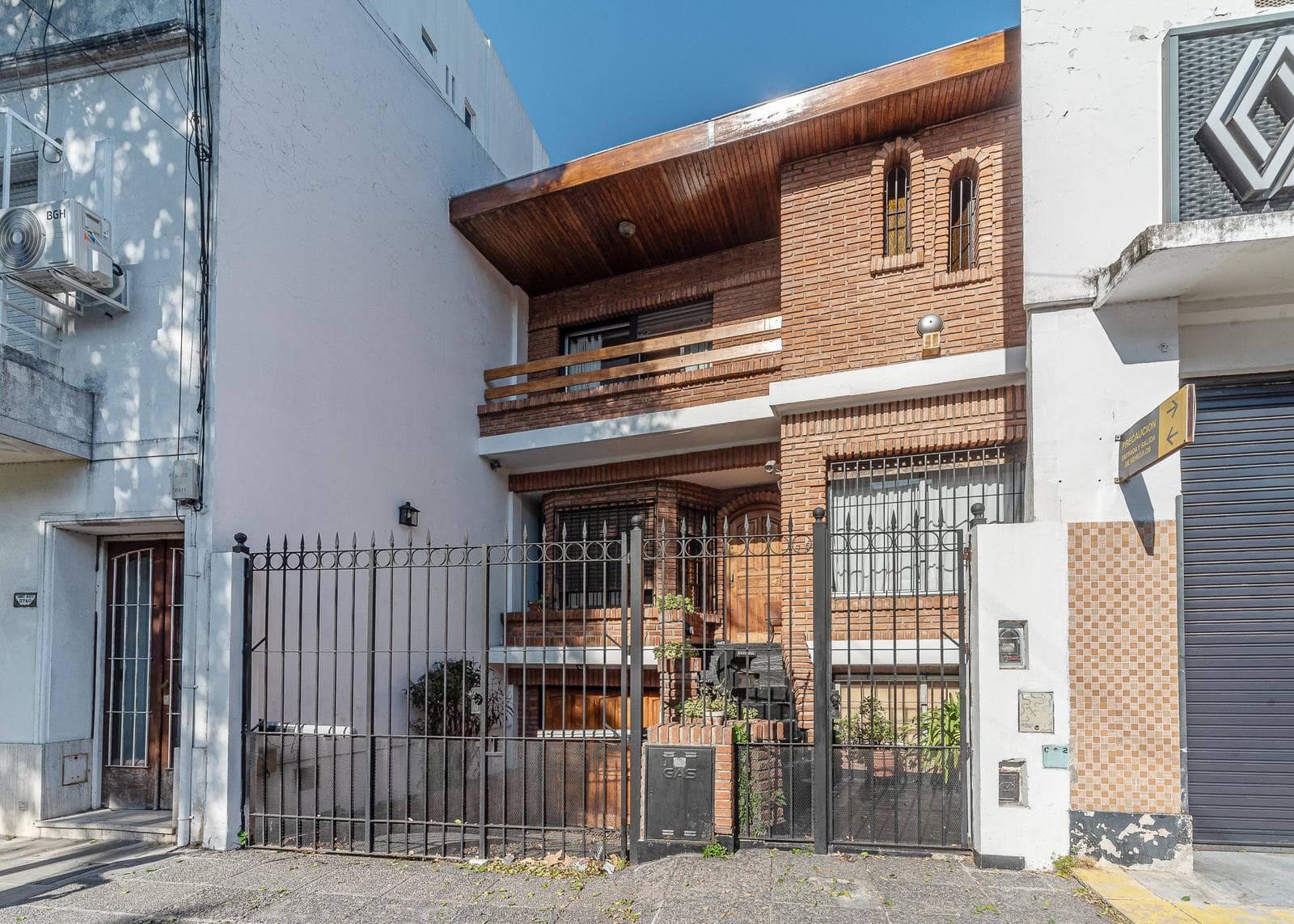 Villa for Sale in Belgrano R | Private Lot, Garden, and Double Garage