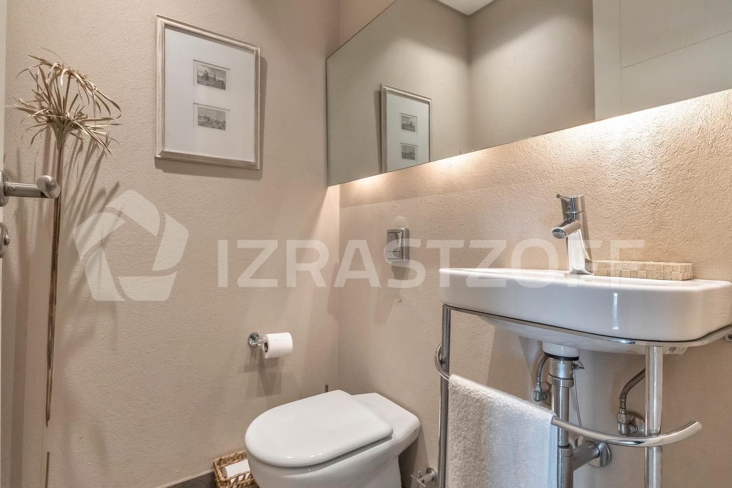 House for sale in Los Lagartos CC with 5 bedrooms and a view of the golf course