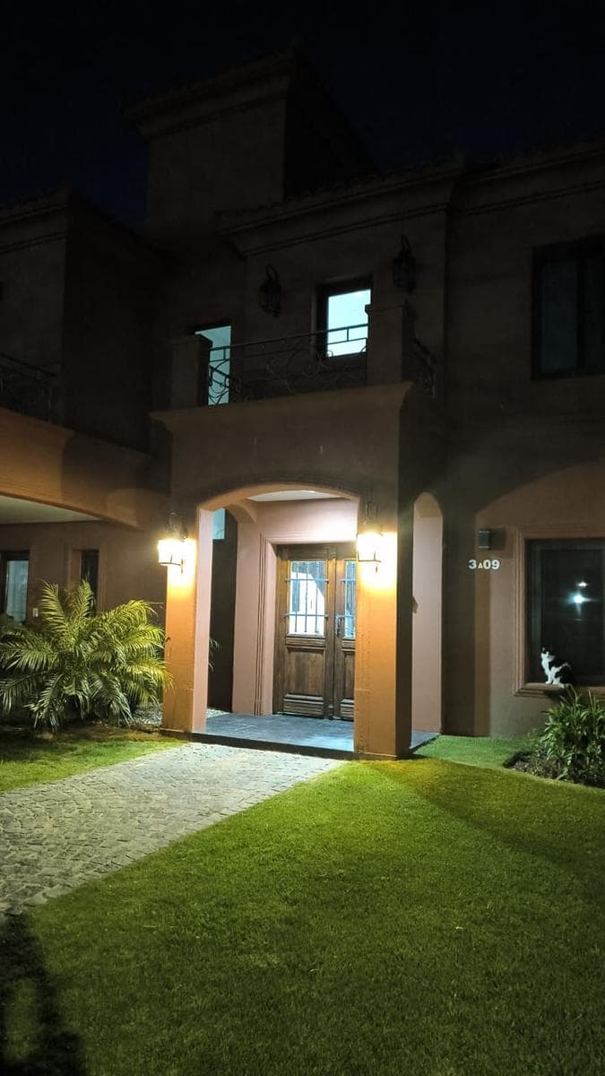 7-Bedroom House for Sale in La Laguna, Barrio Nuevo, Quilmes