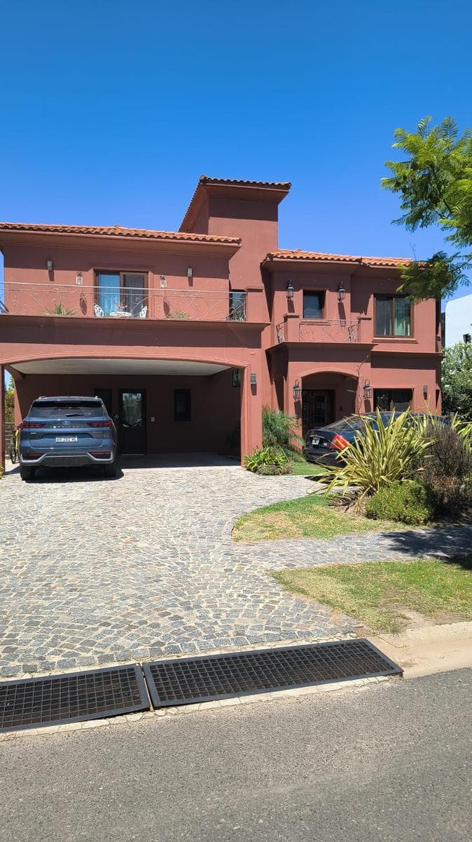 7-Bedroom House for Sale in La Laguna, Barrio Nuevo, Quilmes