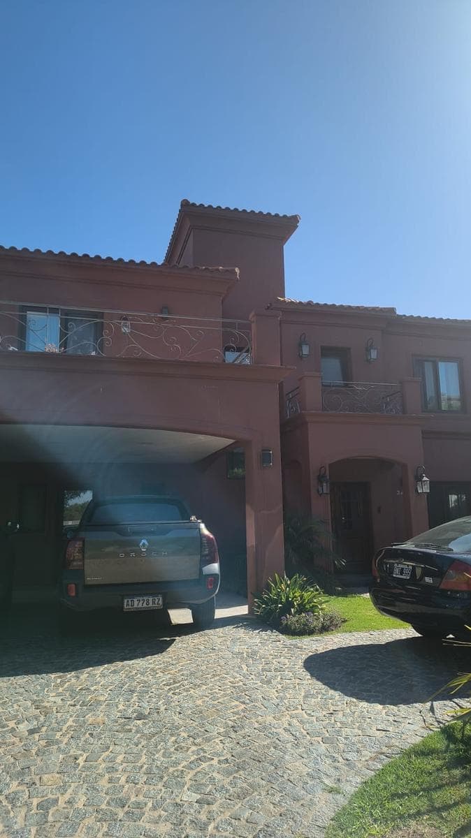 7-Bedroom House for Sale in La Laguna, Barrio Nuevo, Quilmes