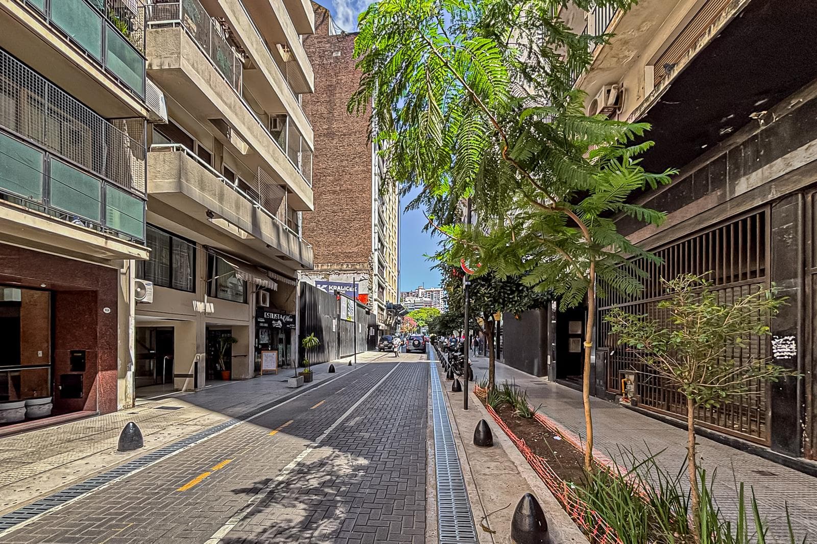 Apartment for Sale: Open-Concept Layout, IMPECCABLE Condition, Upper Floor, Sunny, Quiet in RETIRO