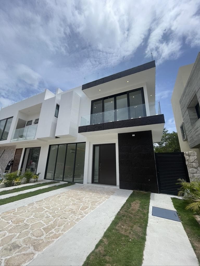 4-Bedroom House for Sale in Playa del Carmen | Private Pool and Rooftop