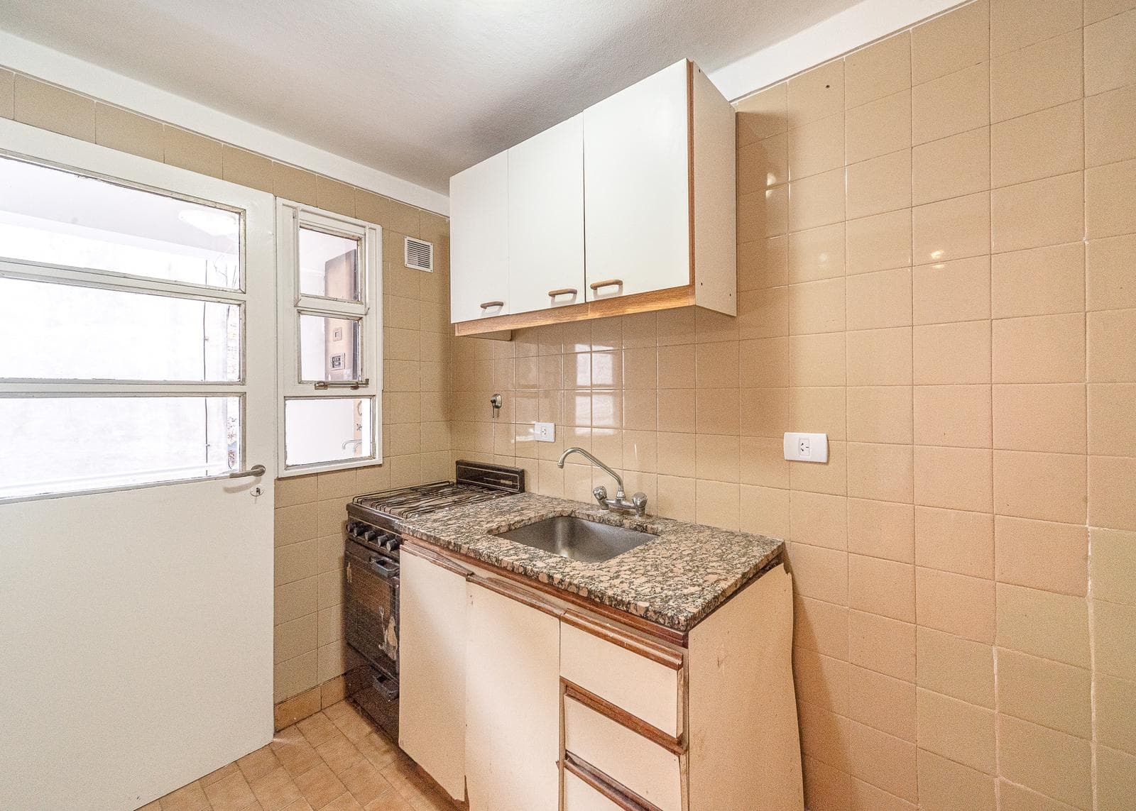 APARTMENT FOR SALE IN PALERMO: ONE-BEDROOM, WITH PARKING SPACE