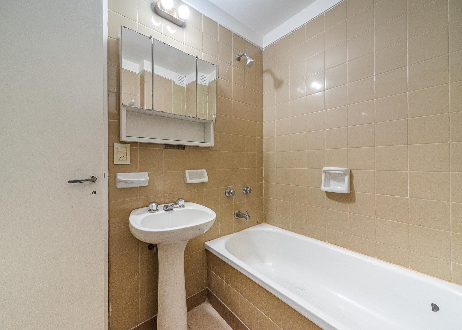 APARTMENT FOR SALE IN PALERMO: ONE-BEDROOM, WITH PARKING SPACE