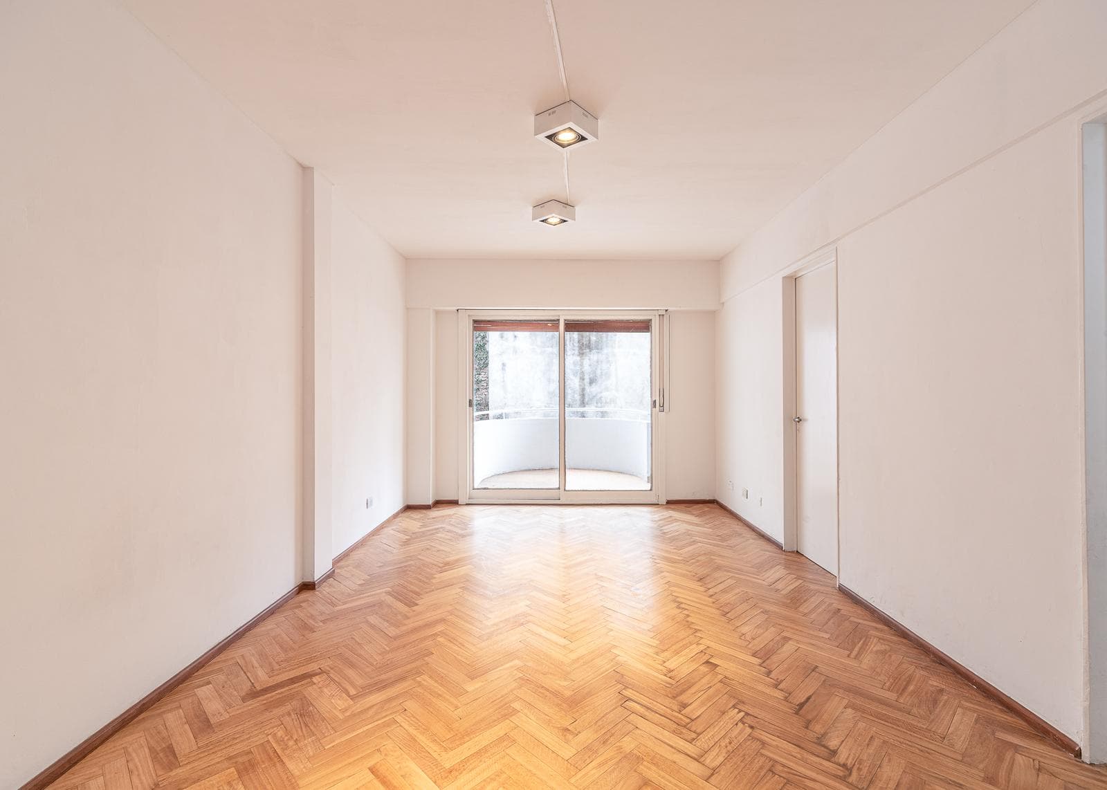 APARTMENT FOR SALE IN PALERMO: ONE-BEDROOM, WITH PARKING SPACE