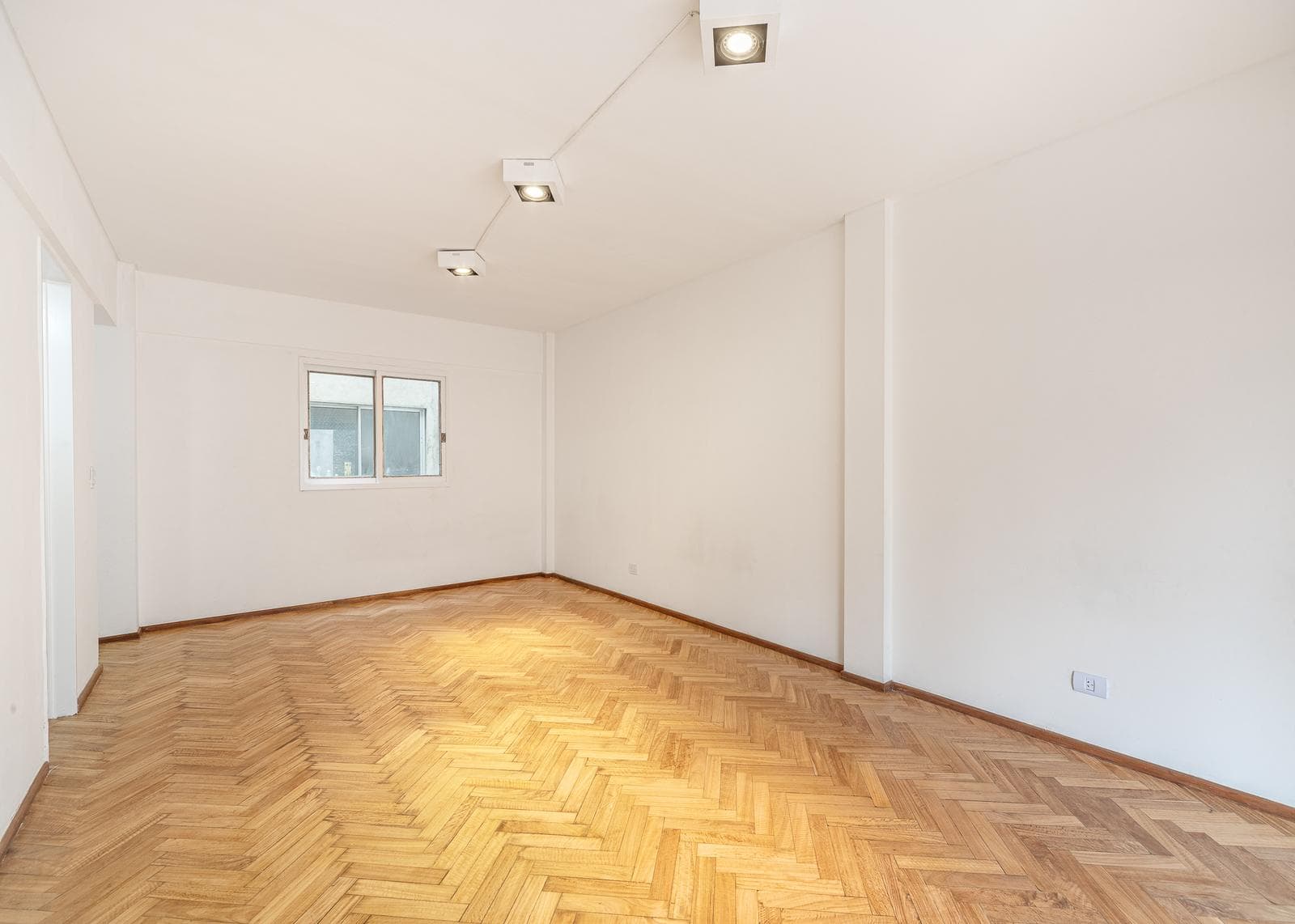 APARTMENT FOR SALE IN PALERMO: ONE-BEDROOM, WITH PARKING SPACE