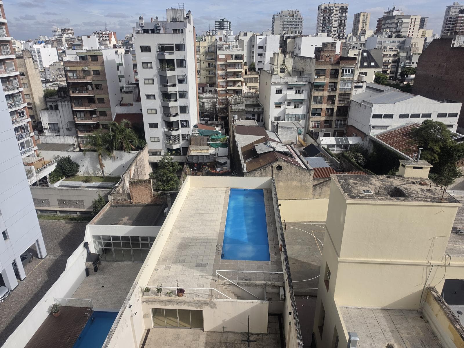 2-room apartment for rent, suitable for professionals, with balcony, covered parking, and amenities in Caballito