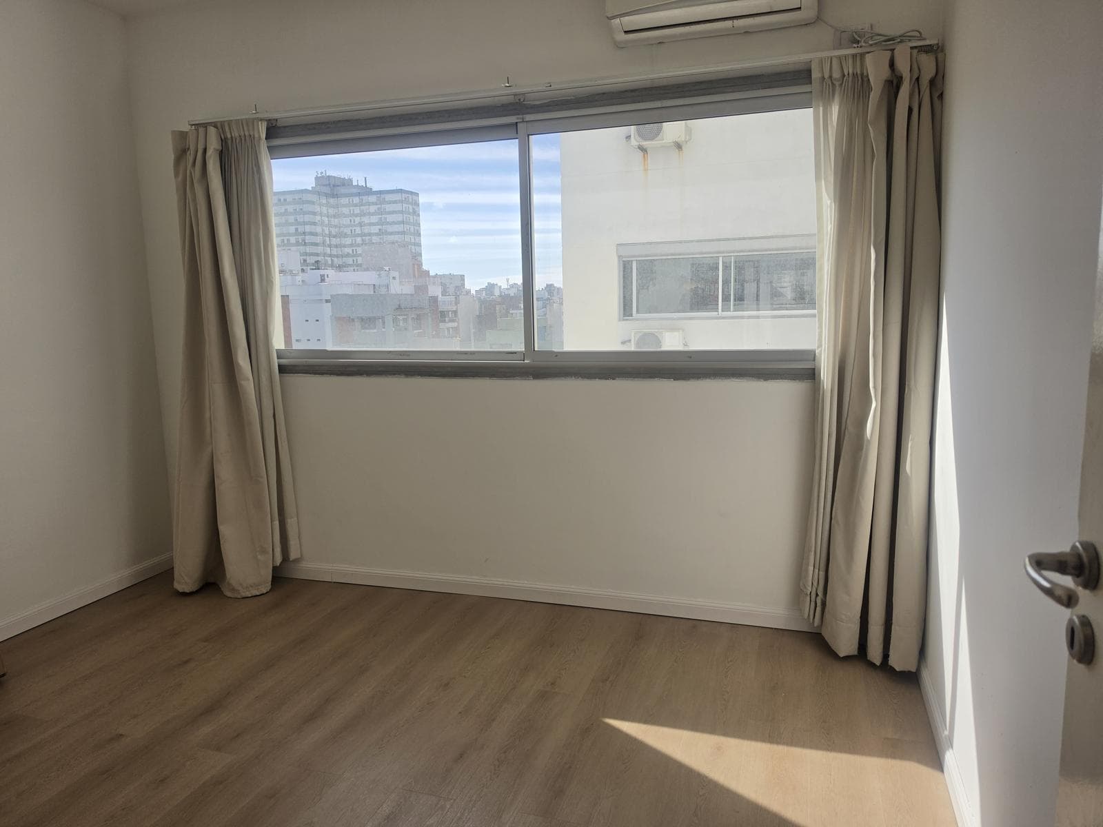 2-room apartment for rent, suitable for professionals, with balcony, covered parking, and amenities in Caballito