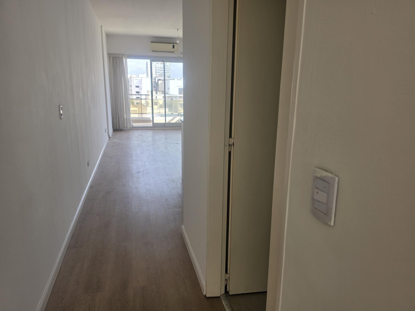2-room apartment for rent, suitable for professionals, with balcony, covered parking, and amenities in Caballito