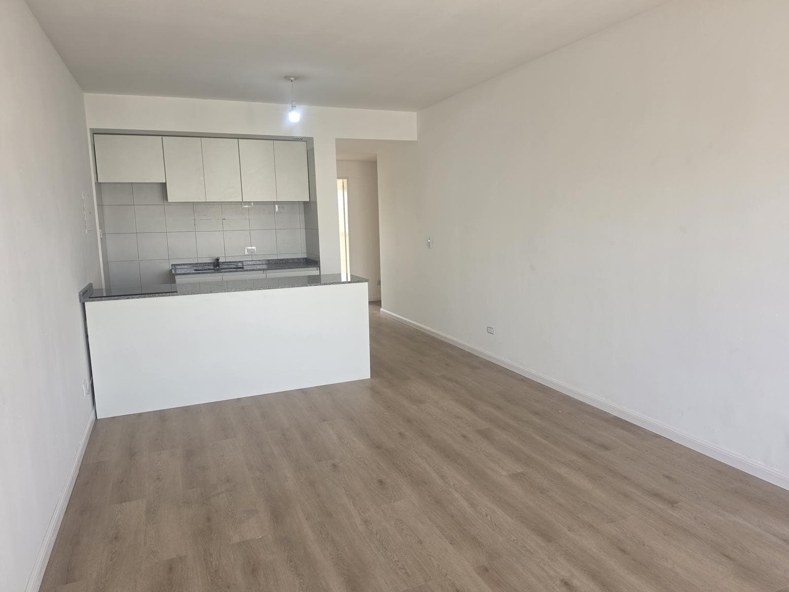2-room apartment for rent, suitable for professionals, with balcony, covered parking, and amenities in Caballito