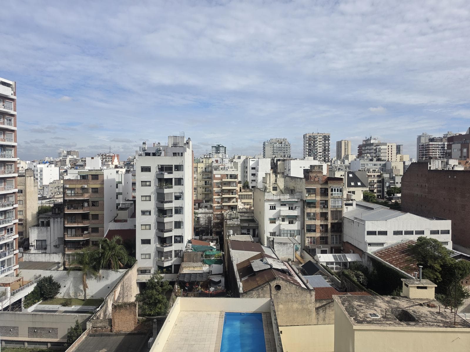 2-room apartment for rent, suitable for professionals, with balcony, covered parking, and amenities in Caballito
