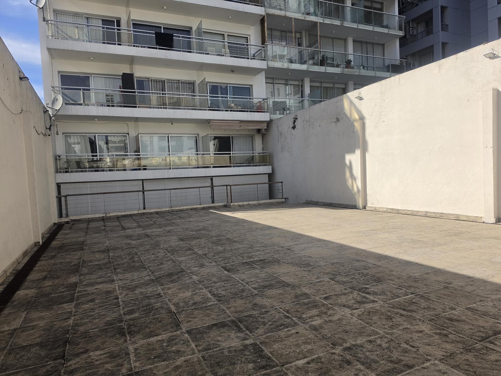 2-room apartment for rent, suitable for professionals, with balcony, covered parking, and amenities in Caballito
