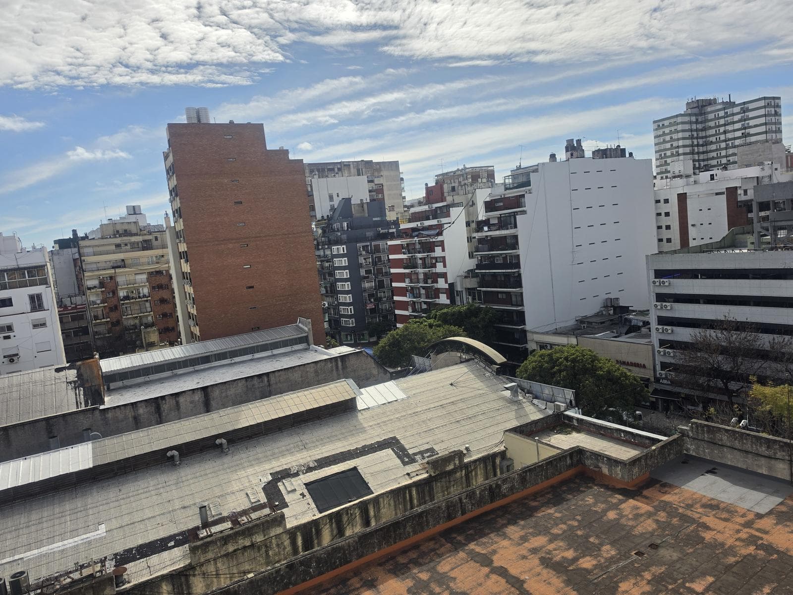 2-room apartment for rent, suitable for professionals, with balcony, covered parking, and amenities in Caballito