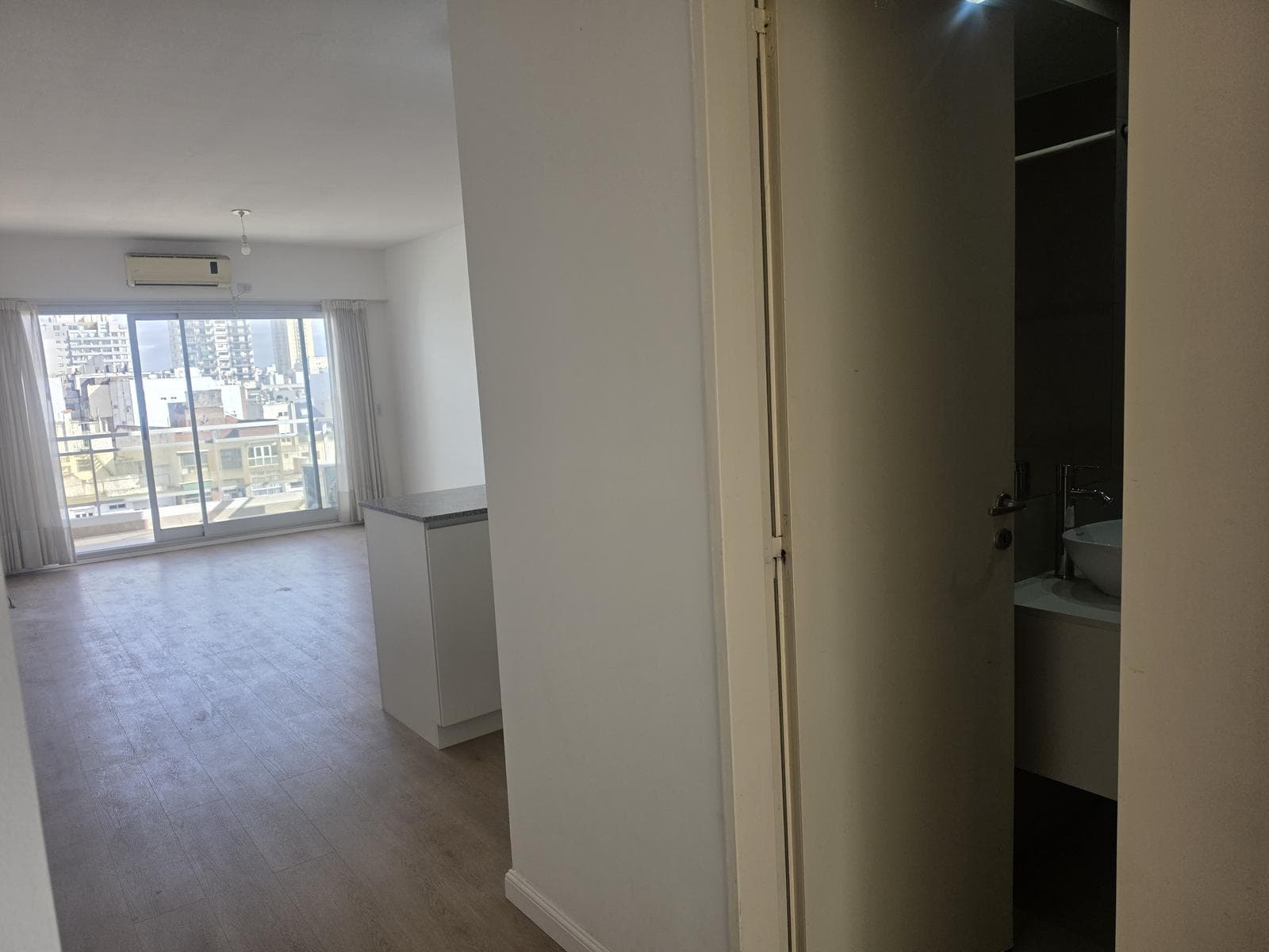 2-room apartment for rent, suitable for professionals, with balcony, covered parking, and amenities in Caballito