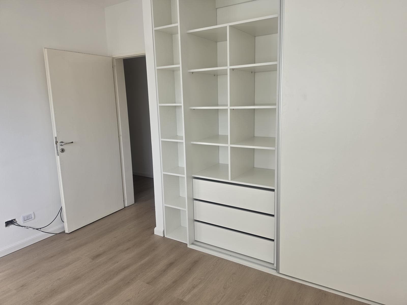 2-room apartment for rent, suitable for professionals, with balcony, covered parking, and amenities in Caballito