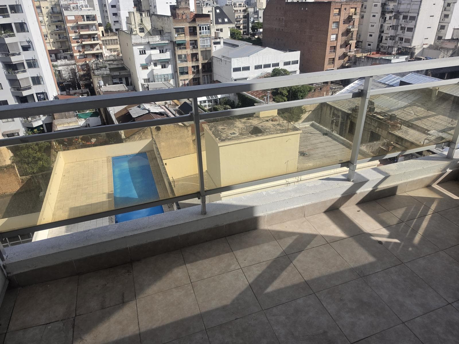 2-room apartment for rent, suitable for professionals, with balcony, covered parking, and amenities in Caballito