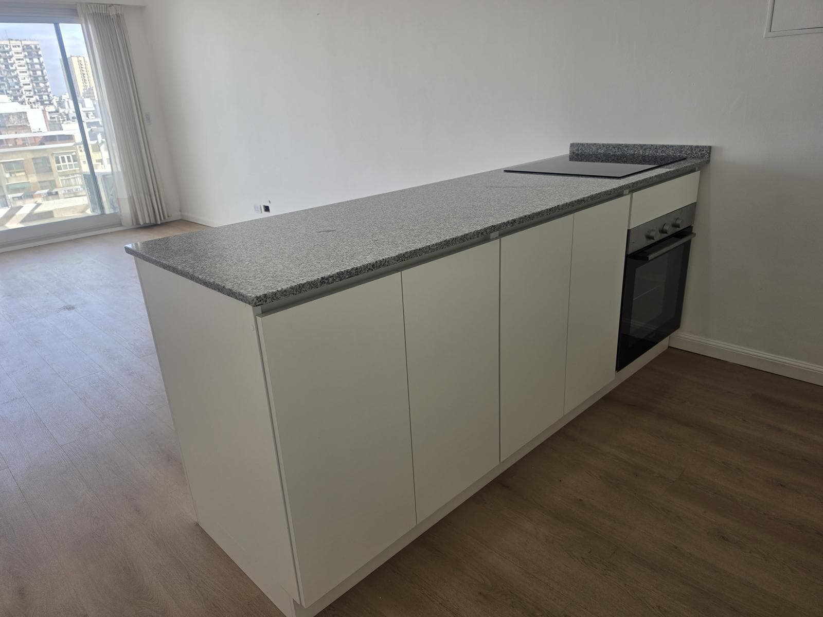 2-room apartment for rent, suitable for professionals, with balcony, covered parking, and amenities in Caballito