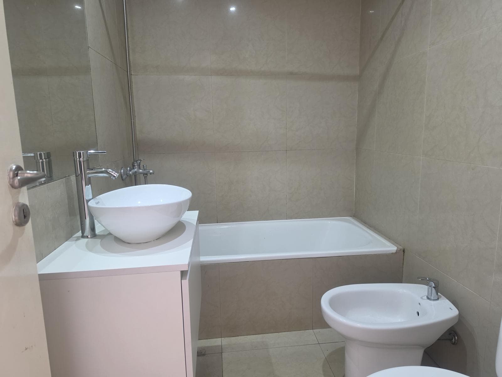 2-room apartment for rent, suitable for professionals, with balcony, covered parking, and amenities in Caballito