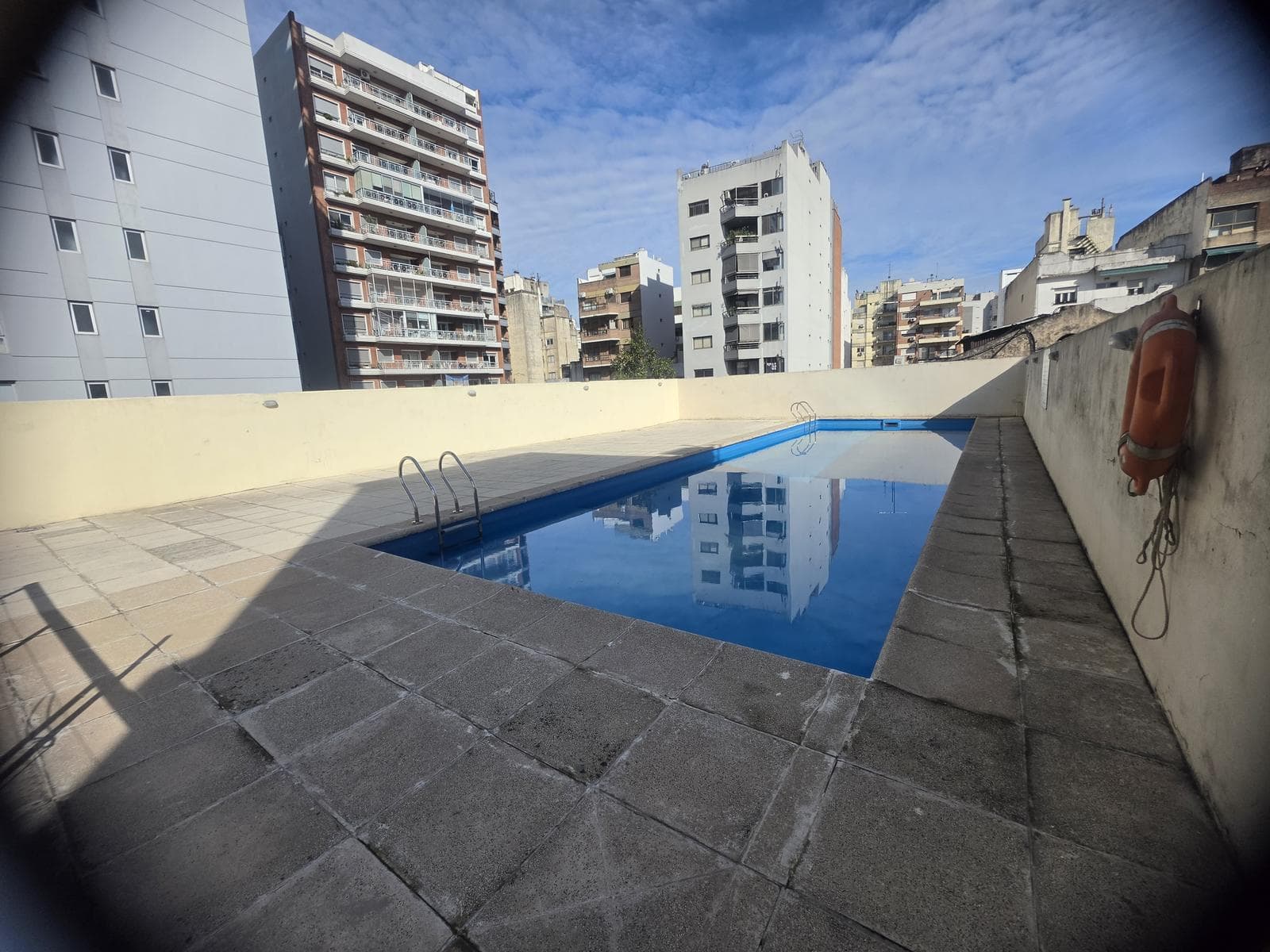 2-room apartment for rent, suitable for professionals, with balcony, covered parking, and amenities in Caballito