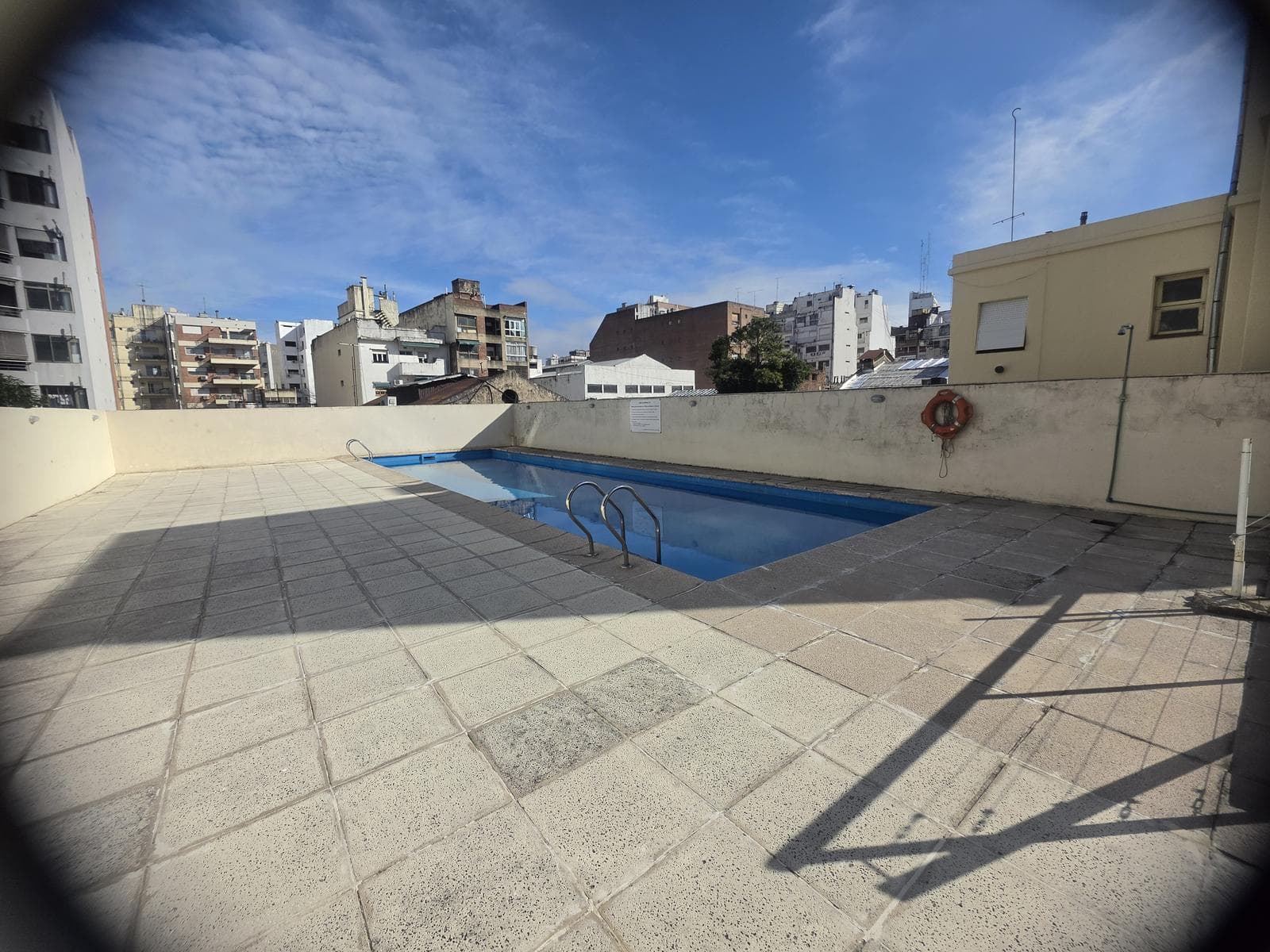 2-room apartment for rent, suitable for professionals, with balcony, covered parking, and amenities in Caballito