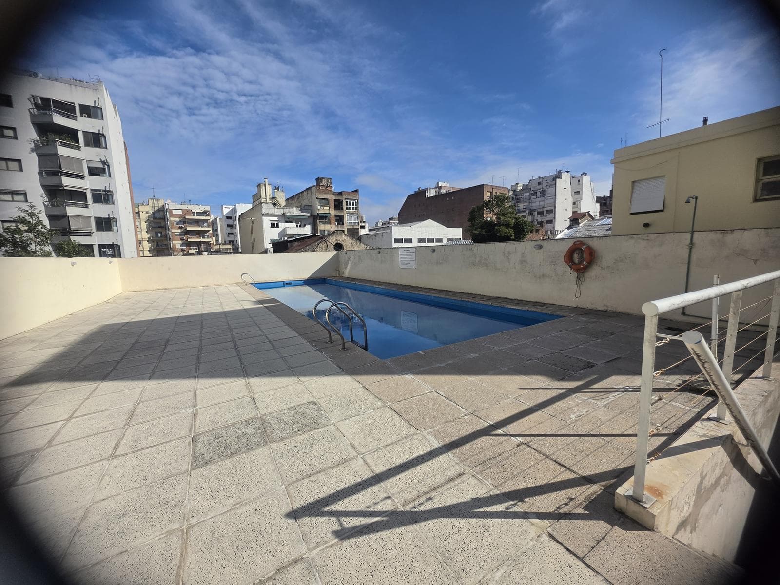 2-room apartment for rent, suitable for professionals, with balcony, covered parking, and amenities in Caballito