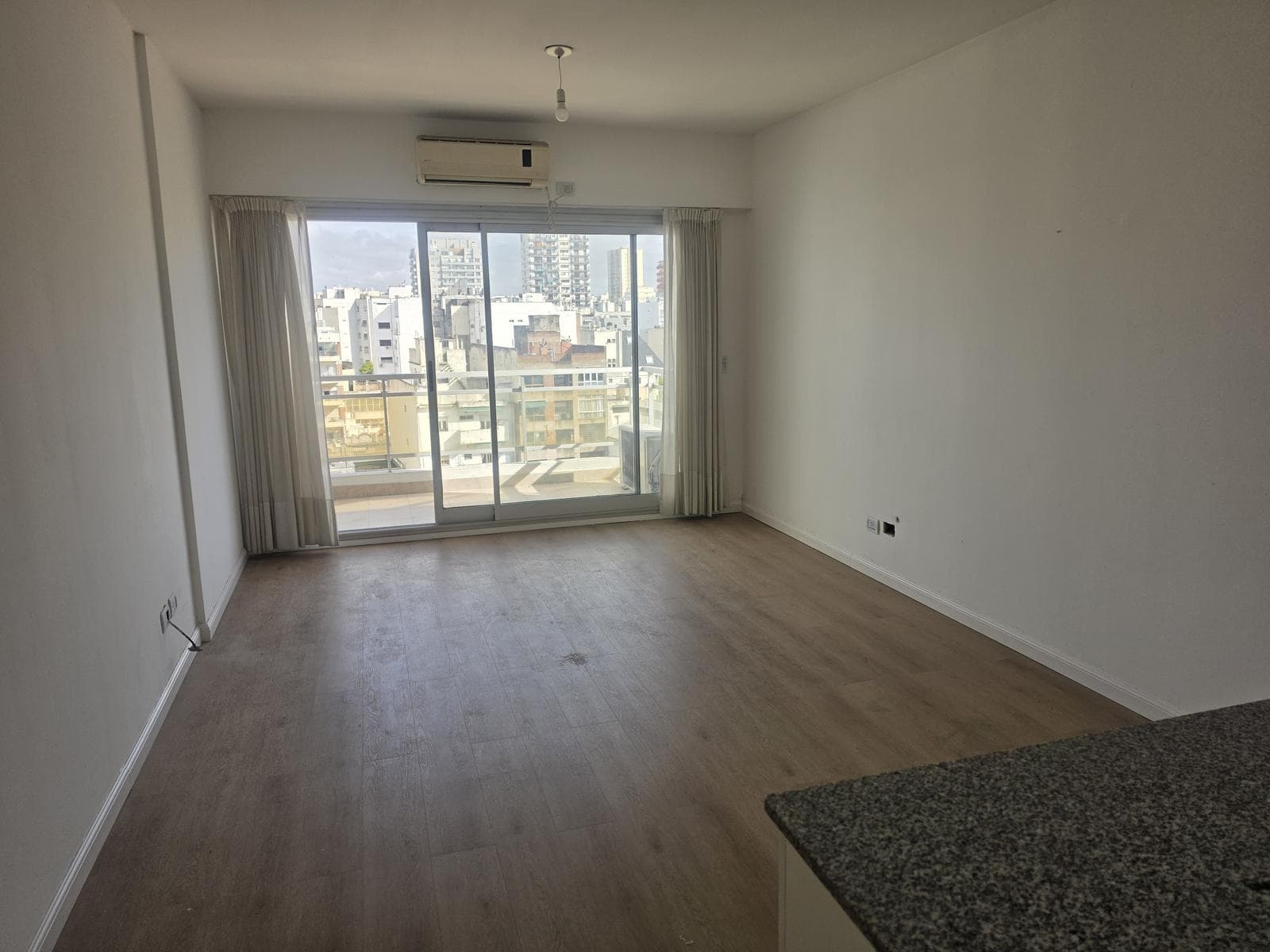 2-room apartment for rent, suitable for professionals, with balcony, covered parking, and amenities in Caballito