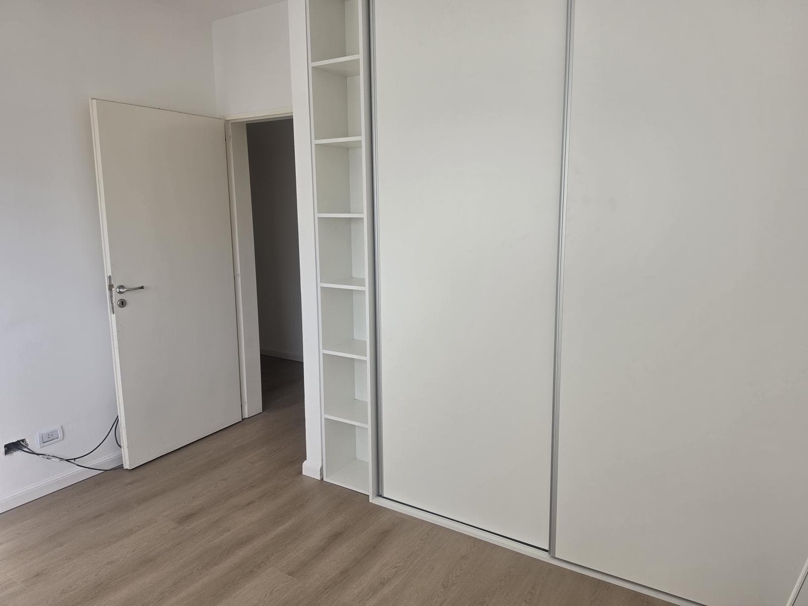2-room apartment for rent, suitable for professionals, with balcony, covered parking, and amenities in Caballito