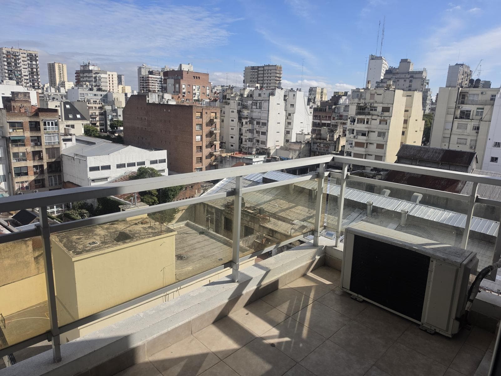 2-room apartment for rent, suitable for professionals, with balcony, covered parking, and amenities in Caballito