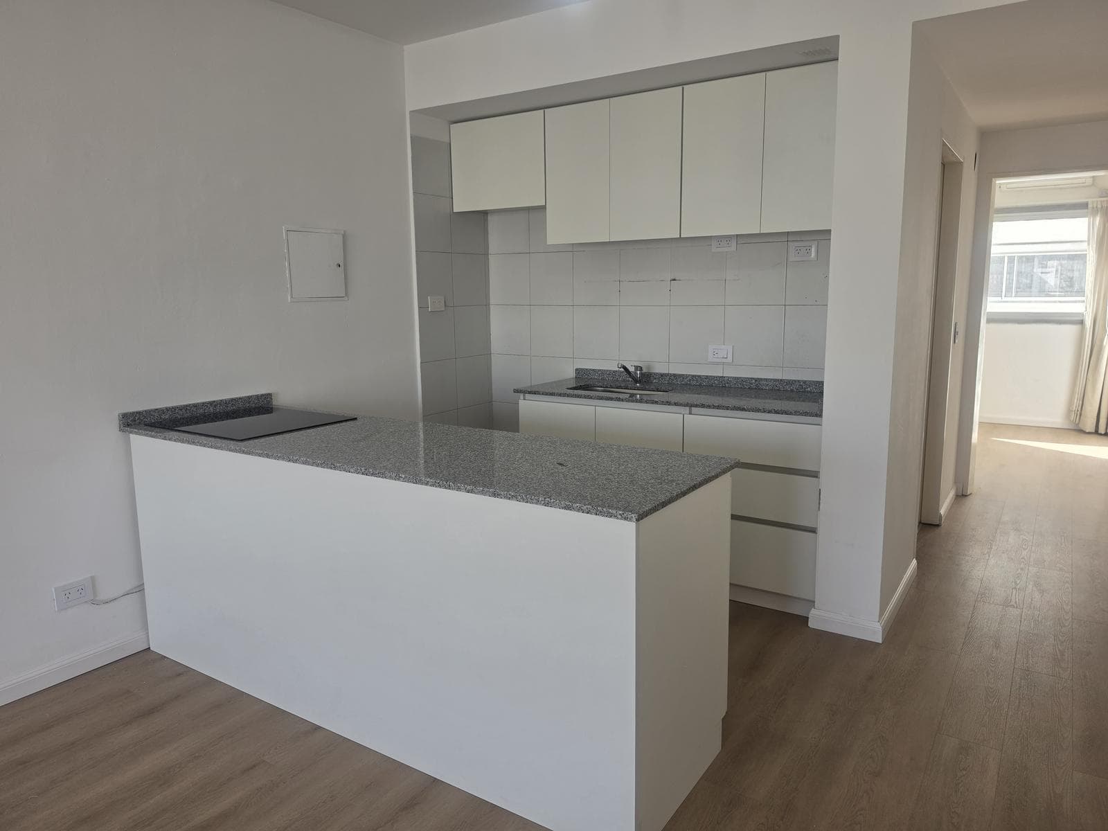2-room apartment for rent, suitable for professionals, with balcony, covered parking, and amenities in Caballito